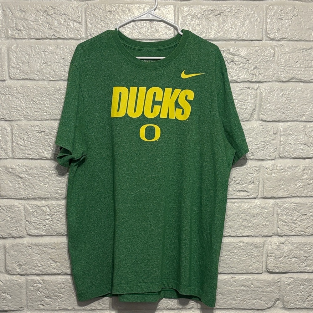 Nike Oregon Ducks Green Tee with Yellow Ducks Logo Mens Size XL